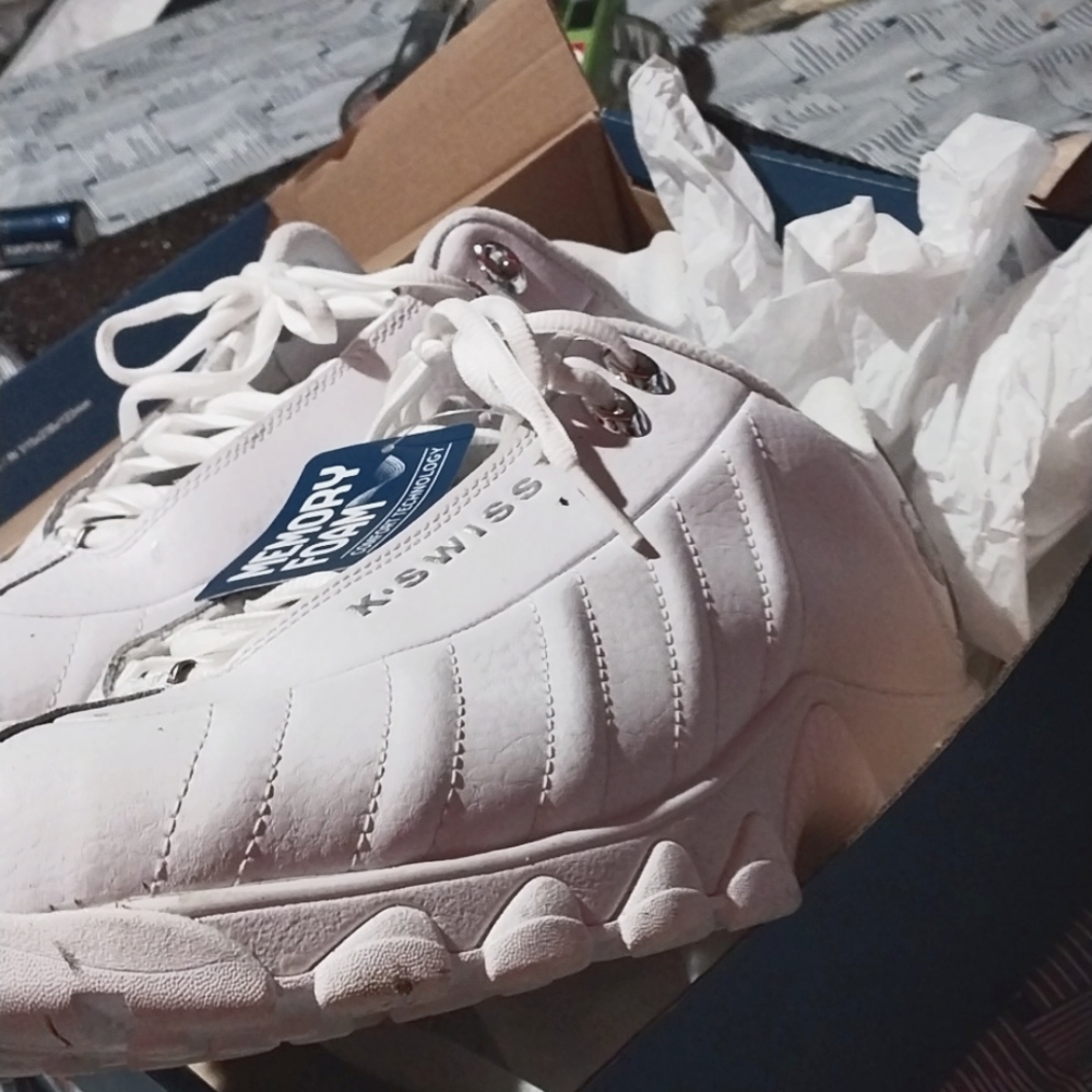 K-Swiss 91/2 new ,worn once.Icey white